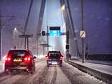 Ondanks het winterweer is de Erasmusbrug in Rotterdam redelijk begaanbaar voor auto's.