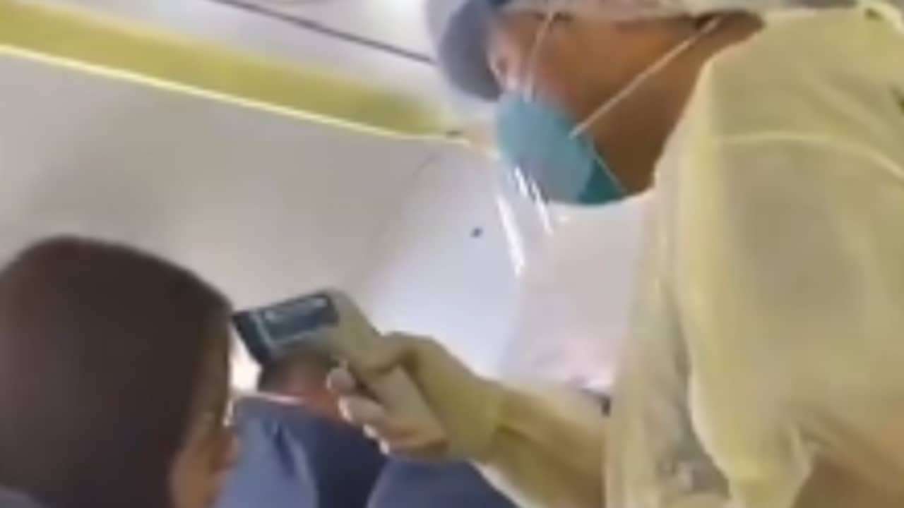 Beeld uit video: Vliegtuigpassagiers in China gescreend op coronavirus