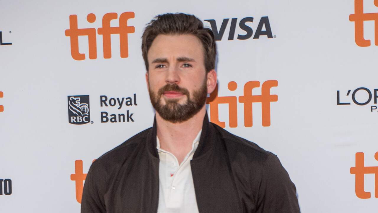 Chris Evans heeft relatie met Portugese actrice Alba Baptista | Achterklap  | NU.nl