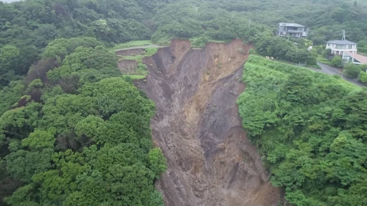 Beeld uit video: Drone filmt plek waar dodelijke modderstroom in Japan begon