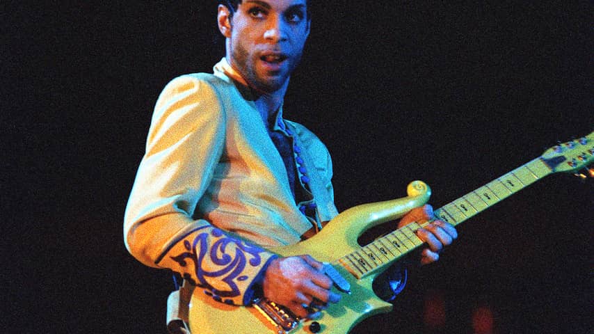 Gele gitaar van Prince brengt 123.000 euro op bij veiling VS