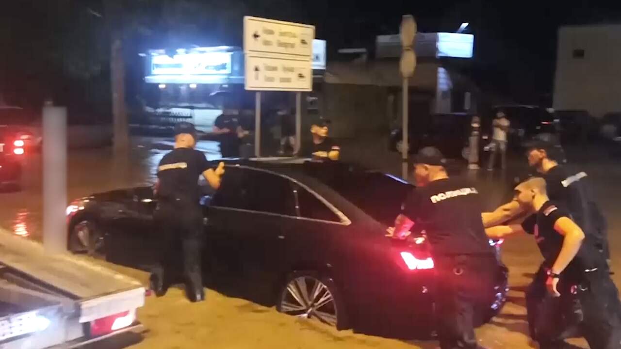 Beeld uit video: Agenten duwen auto's in overstroomde straten in Belgrado