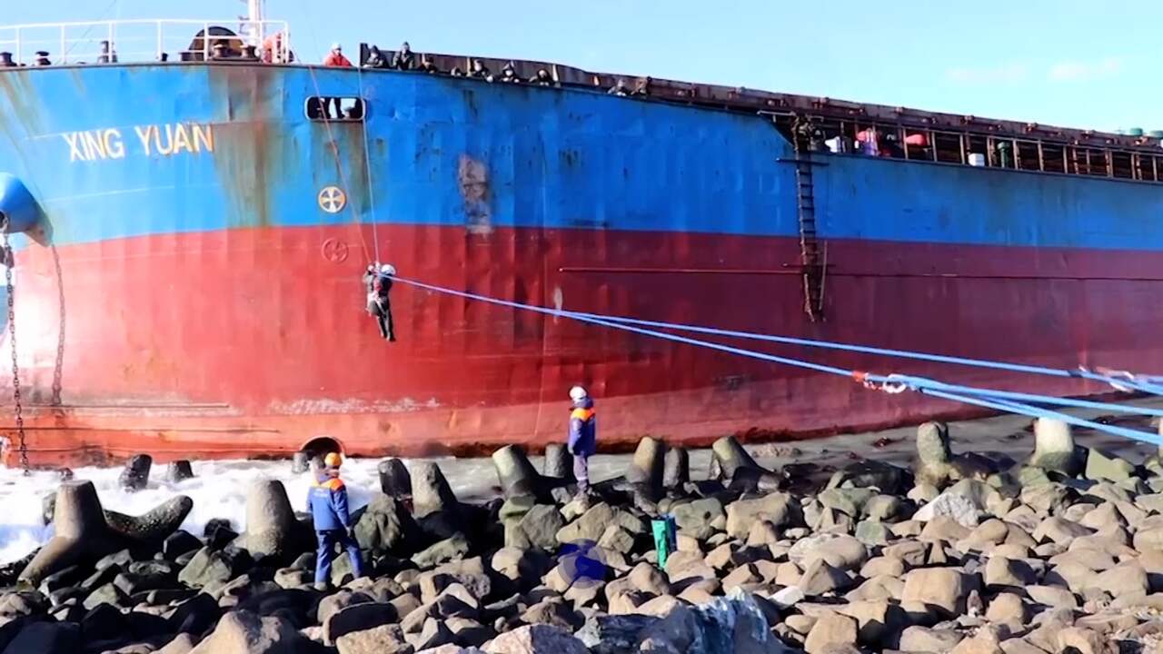 Beeld uit video: Rusland evacueert opvarenden van gestrand Chinees schip