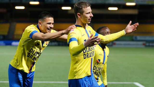 Robert Mühren viert een van zijn twee treffers tegen Helmond Sport.