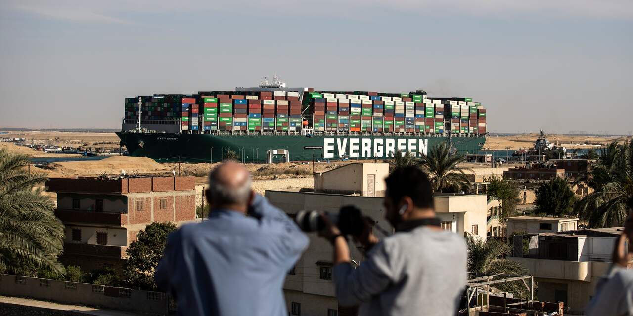 Vastgelopen schip in Suezkanaal is helemaal losgetrokken