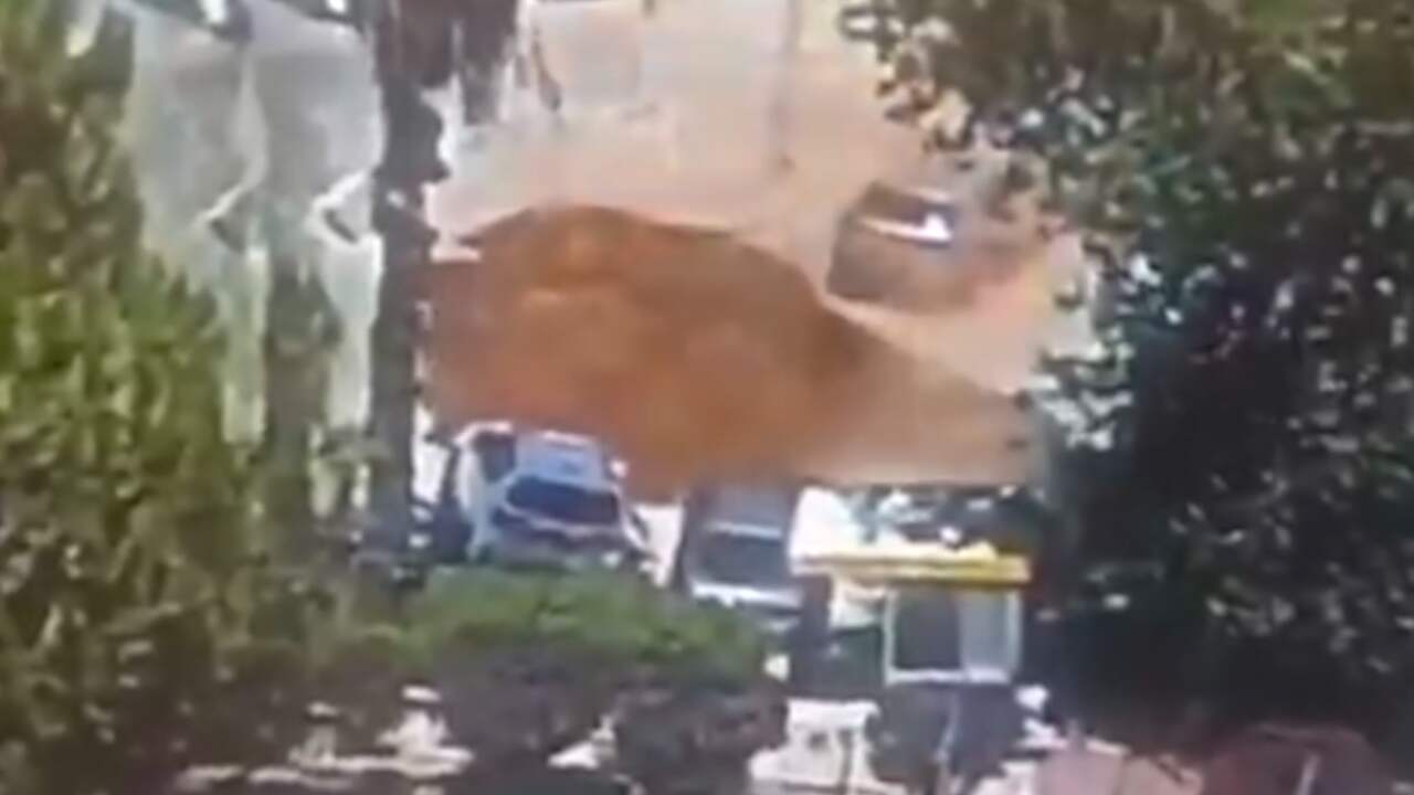 Beeld uit video: Zinkgat slokt geparkeerde auto's op bij ziekenhuis in Jeruzalem