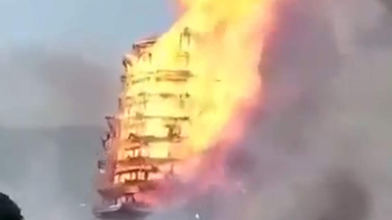 Beeld uit video: Grootste houten toren van Azië gaat in vlammen op