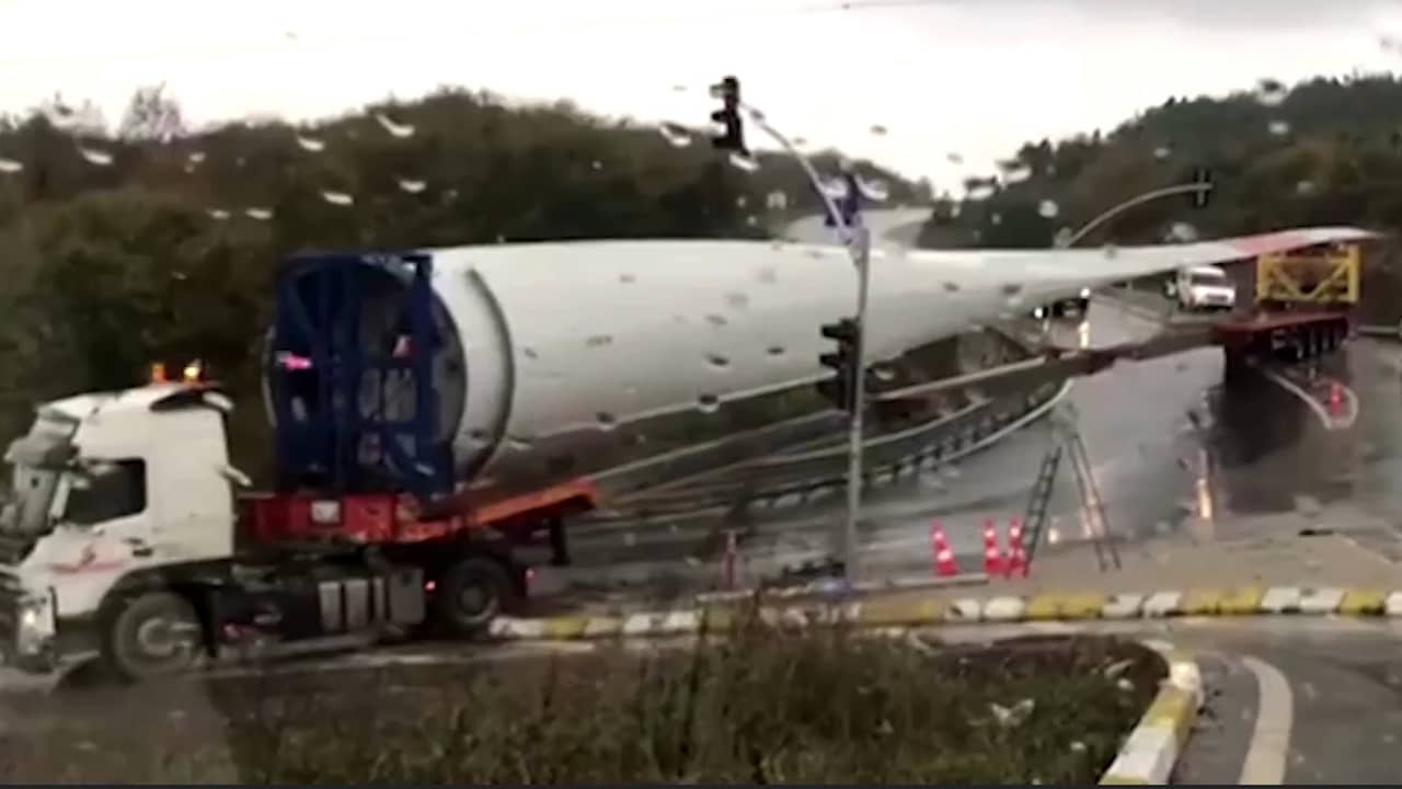 Truck met enorm windturbineblad kantelt in Turkije