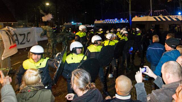 Bij het gemeentehuis in Geldermalsen (Gelderland) braken op 16 december 2015 rellen uit tijdens een vergadering over de komst van een azc.