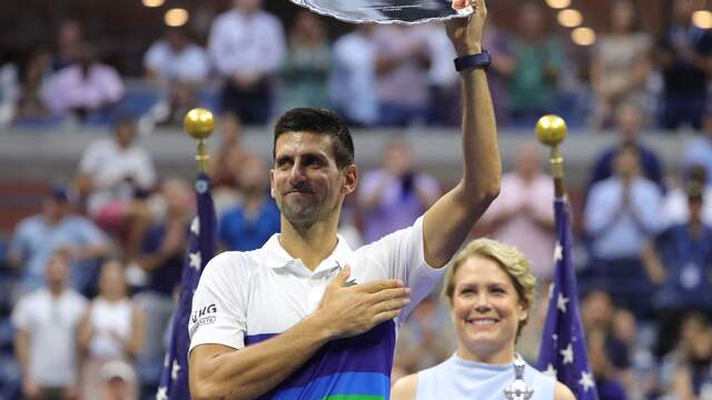 Novak Djokovic bedankt het publiek na zijn nederlaag in de finale van de US Open.