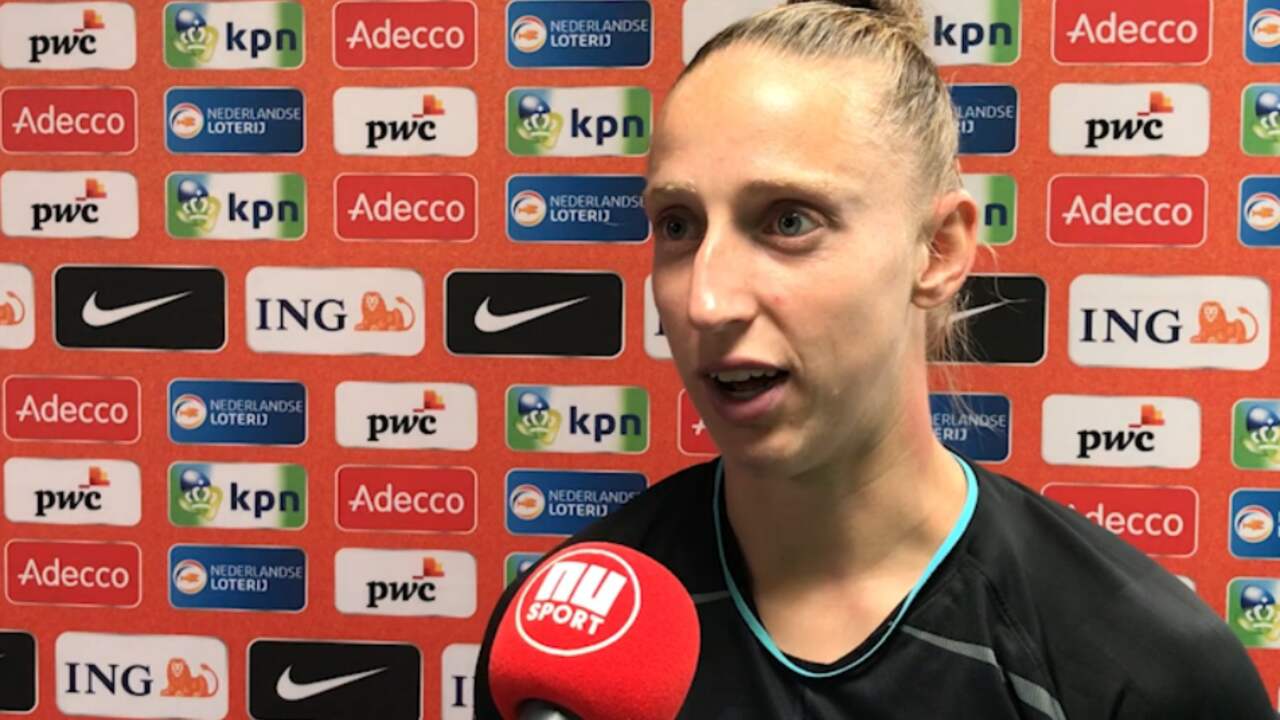 Van Veenendaal over FIFA-nominatie: 'Leuk, maar ben een teamspeler'