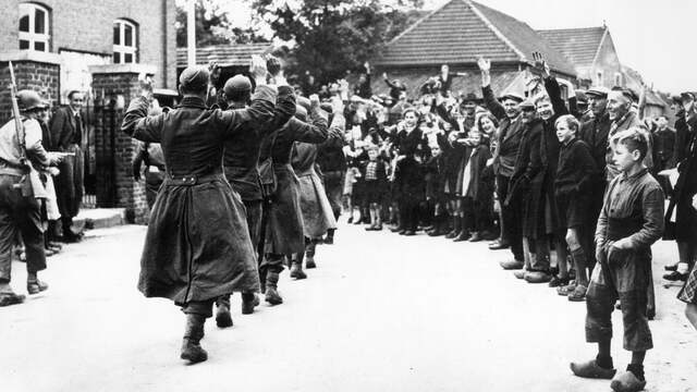 1944: Duitse krijgsgevangenen worden onder luid gejoel weggevoerd.