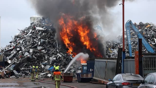 Berg schroot staat in brand bij Haarlemse sloperij