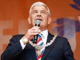 Meneer Smakers eert burgemeester Van Zanen met eigen hamburger