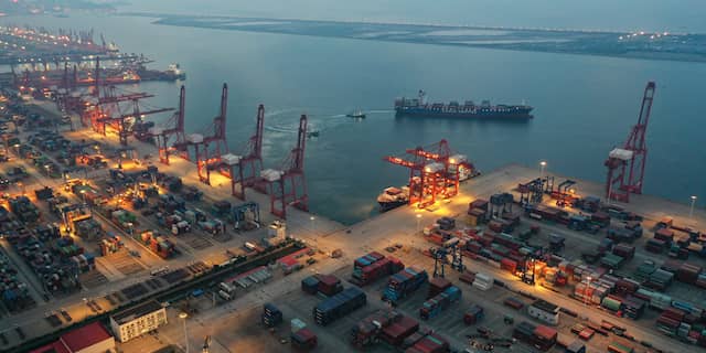 Een Chinese haven die vol ligt met containers