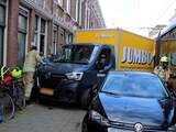 Vrouw bekneld tussen bestelbus en gevel na ongeval in Rotterdam
