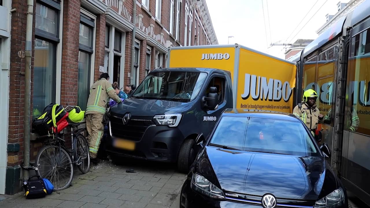 Beeld uit video: Vrouw bekneld tussen bestelbus en gevel na ongeval in Rotterdam