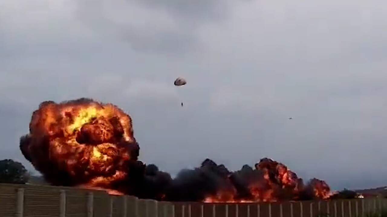 Beeld uit video: Piloot activeert schietstoel vlak voor dodelijke crash in Italië