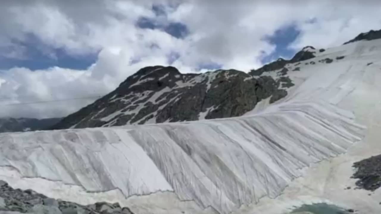 Beeld uit video: Italiaanse gletsjer afgedekt met enorme textieldoeken