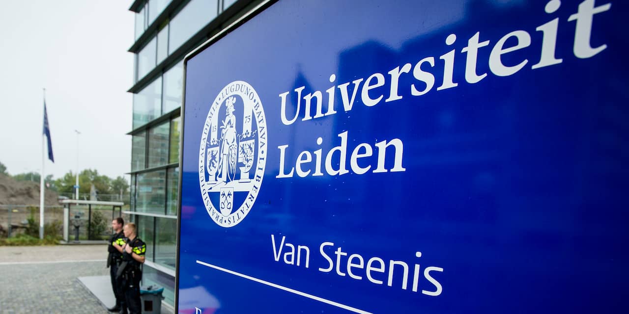 Studenten protesteren tegen de opgehangen camera’s van de Universiteit Leiden