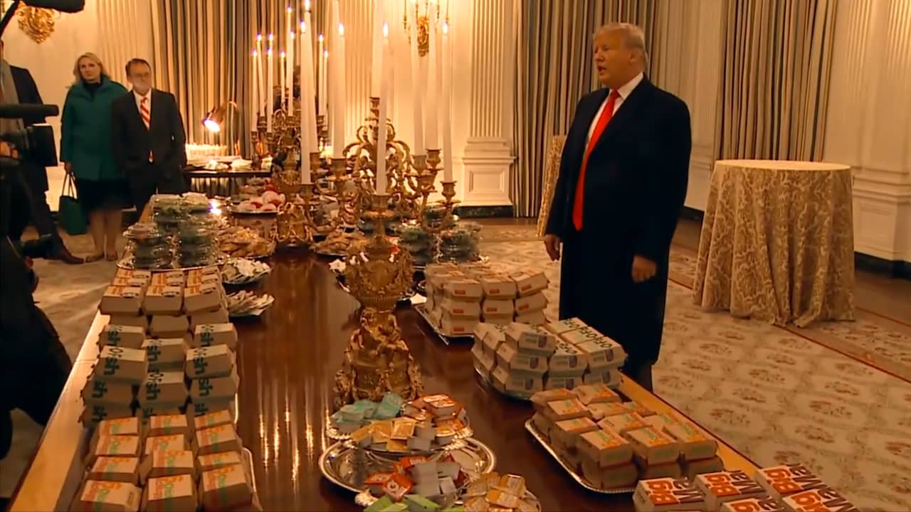 Beeld uit video: Trump serveert fastfood in Witte Huis wegens 'shutdown'
