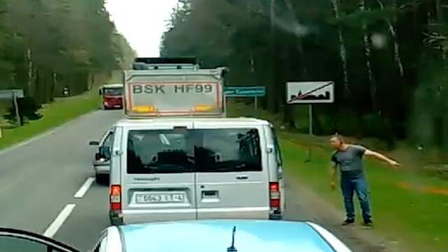 Man gooit afval terug in wagen van automobilist in Polen