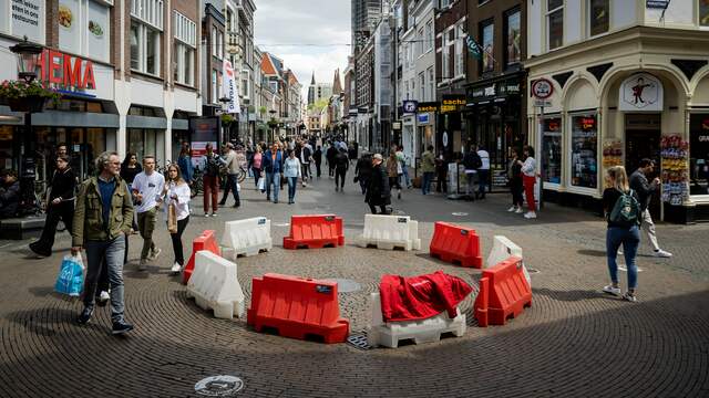 Ondertussen komen steden met steeds slimmere maatregelen om de coronaregels te stimuleren. Zo wordt in Utrecht een voetgangersrotonde neergezet.