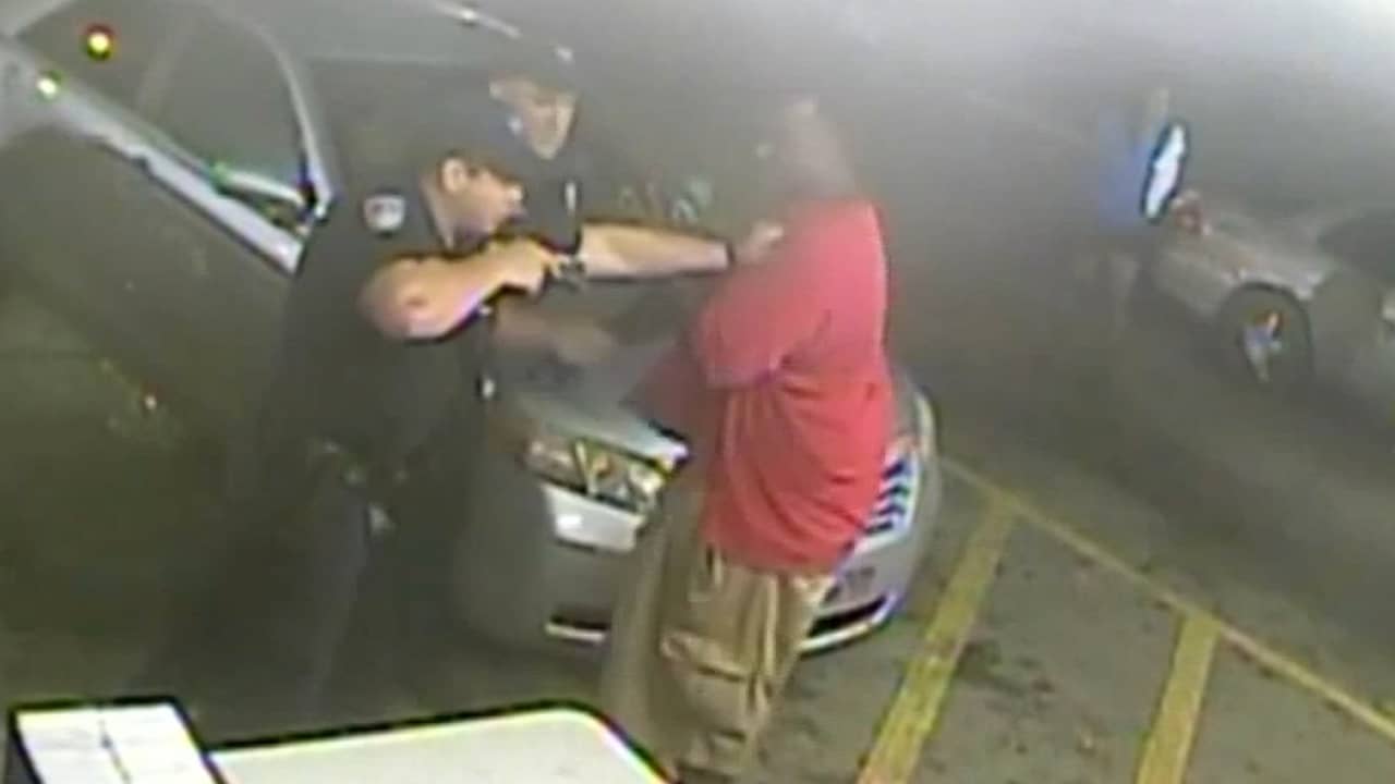 Beeld uit video: Nieuwe beelden tonen geweld politie bij arrestatie Baton Rouge