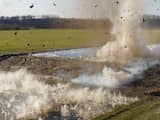 Defensie maakt gat in testdijk met explosief in Marnewaard