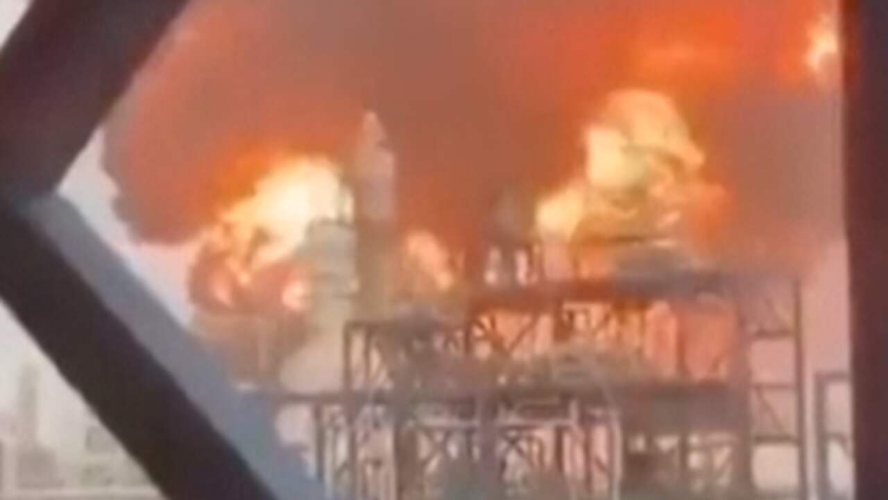 Beeld uit video: Grote Koeweitse olieraffinaderij vliegt in brand