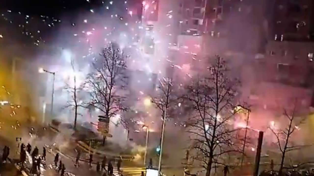 Beeld uit video: Relschoppers bestoken politiebureau in Parijs met vuurwerk