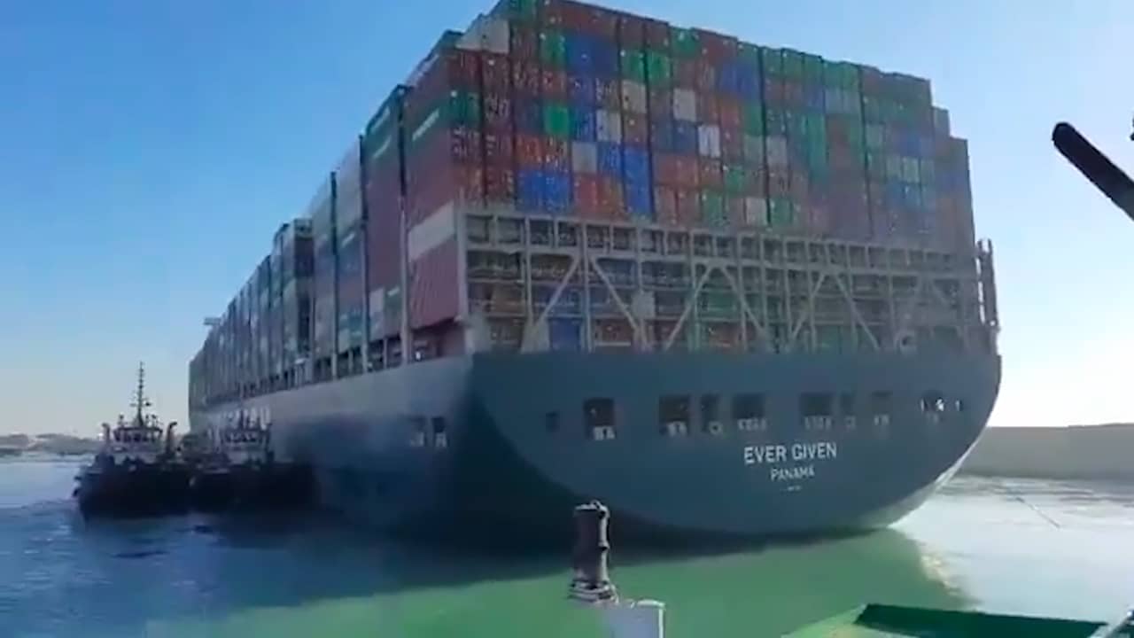 Beeld uit video: Sleepboten trekken containerschip in Suezkanaal deels los