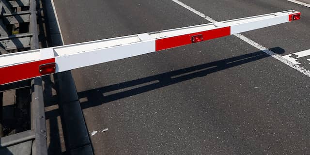 Vrouw op leeftijd rijdt met scootmobiel tegen slagboom Kwekersweg aan en raakt gewond