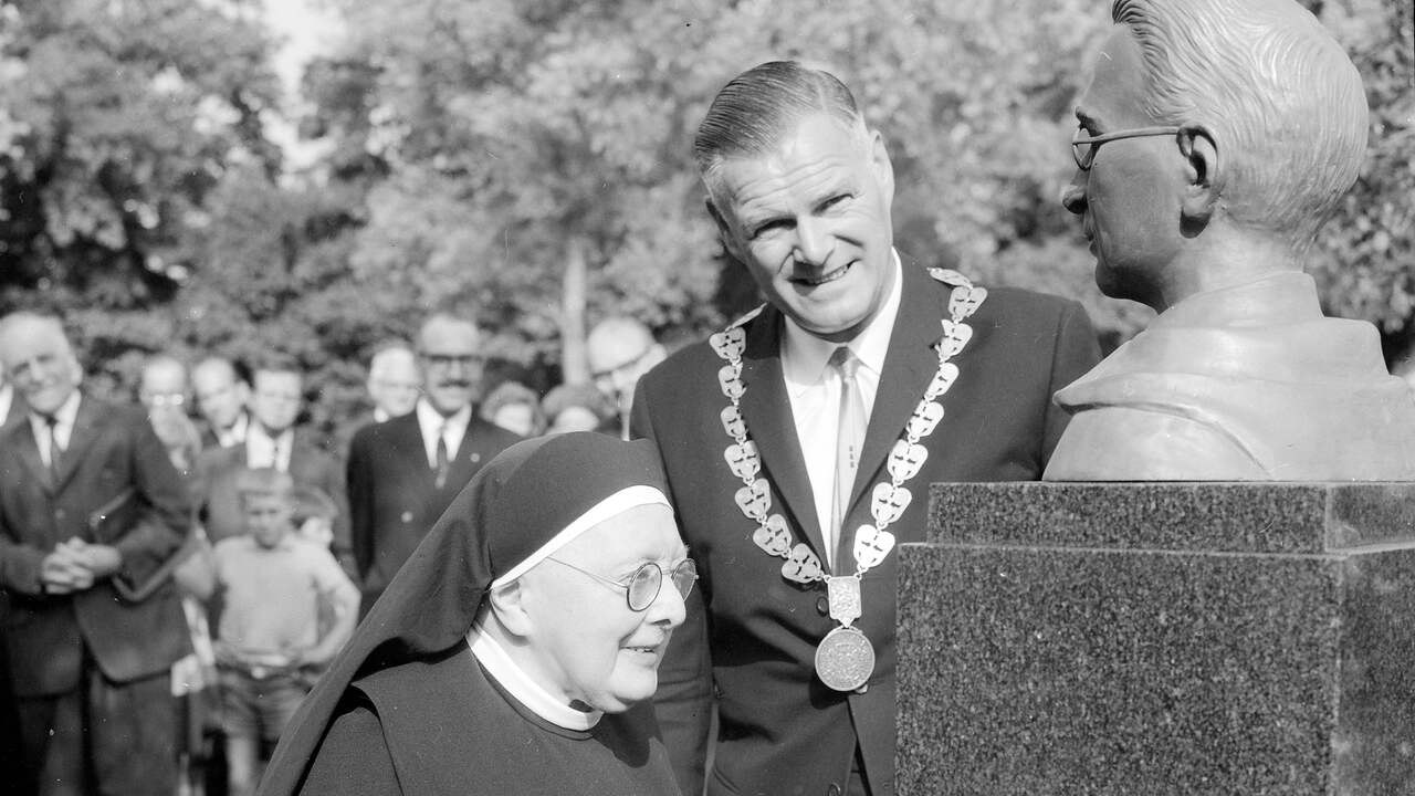 In Titus Brandsma&#39;s geboortestad Bolsward staat sinds 1967 een borstbeeld van de priester. Zijn op dat moment 92-jarige zuster Barbara was aanwezig bij de onthulling.