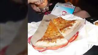 Vrouw smokkelt voor hele week eten mee bioscoop in