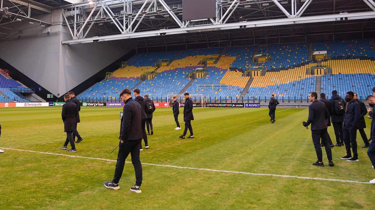 De spelers van AS Roma inspecteren het veld in Arnhem.