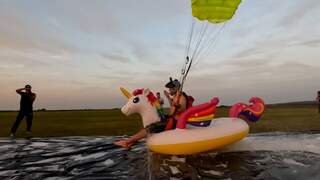 Britse skydiver maakt landing op een opblaasbare eenhoorn