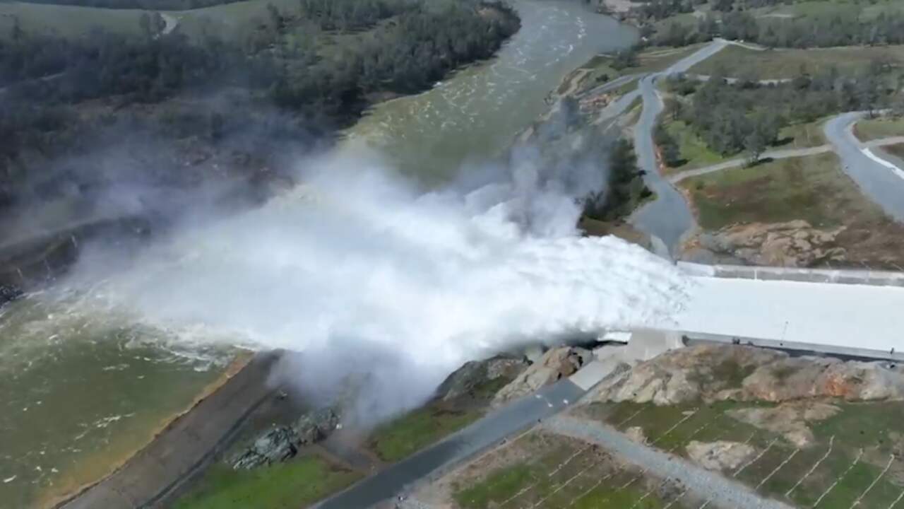 Beeld uit video: Enorme hoeveelheid water stroomt door Amerikaanse stuwdam