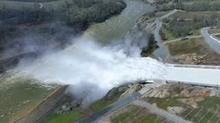 Enorme hoeveelheid water stroomt door Amerikaanse stuwdam