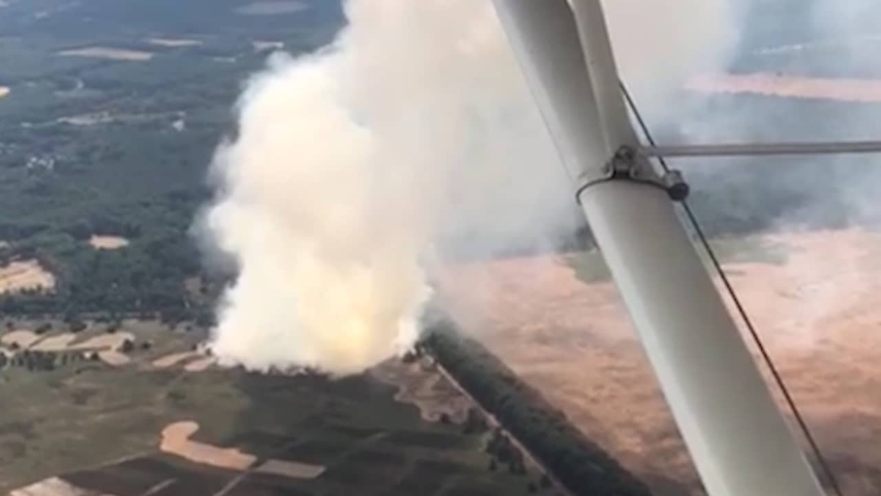 Beeld uit video: Brand in Nationaal Park De Hoge Veluwe vanuit de lucht
