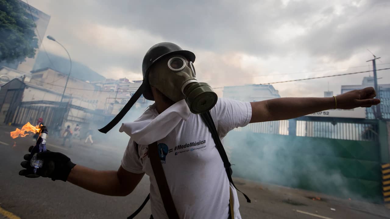 Beeld uit video: Waarom er al maanden rellen zijn in Venezuela