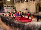 Man in Westminster Hall aangehouden omdat hij kist koningin Elizabeth aanraakte