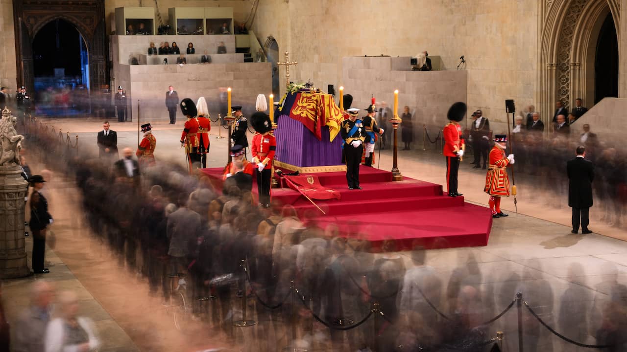 Man arrested in Westminster Hall for touching the coffin of Queen Elizabeth royal family