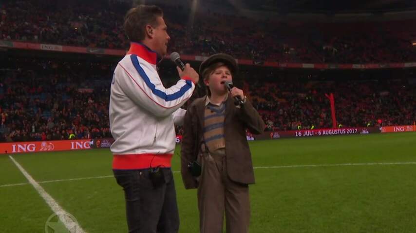 Danny de Munk en 'kleine Ciske' zingen op middenstip Arena