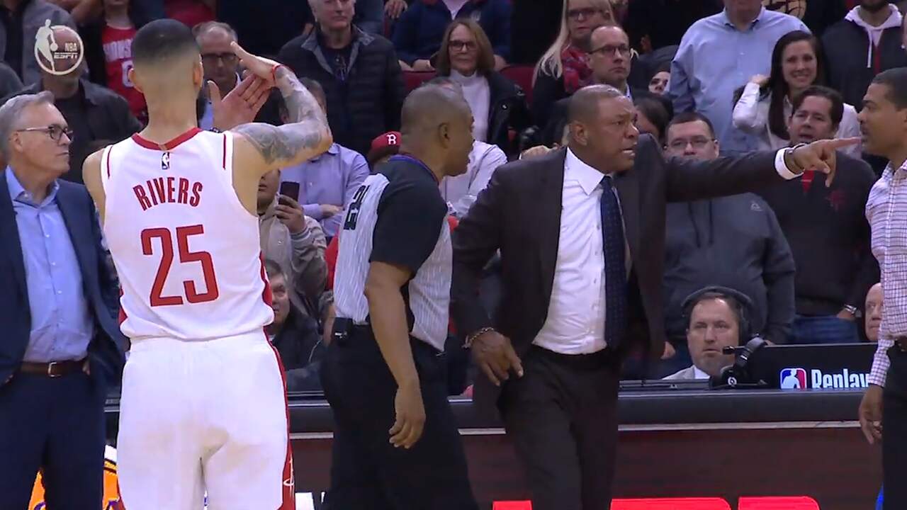NBA-speler gebaart dat vader (coach tegenpartij) van veld moet
