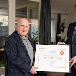 KNVB eert voetbalicoon Kees Rijvers (96) met bondsridderschap