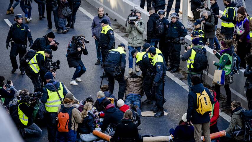 Politie grijpt in bij klimaatbetoging op A12 bij Den Haag, demonstranten opgepakt en weggevoerd