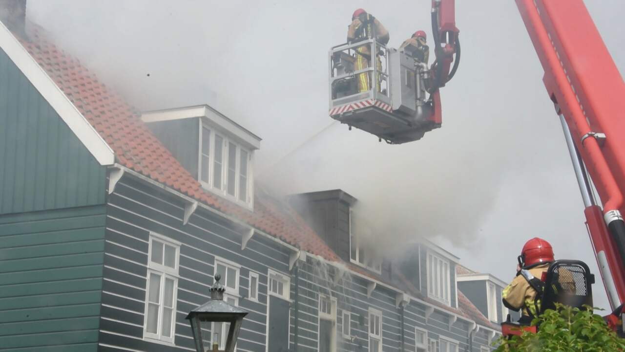 Brandweer probeert uitbreiding grote brand Marken te voorkomen