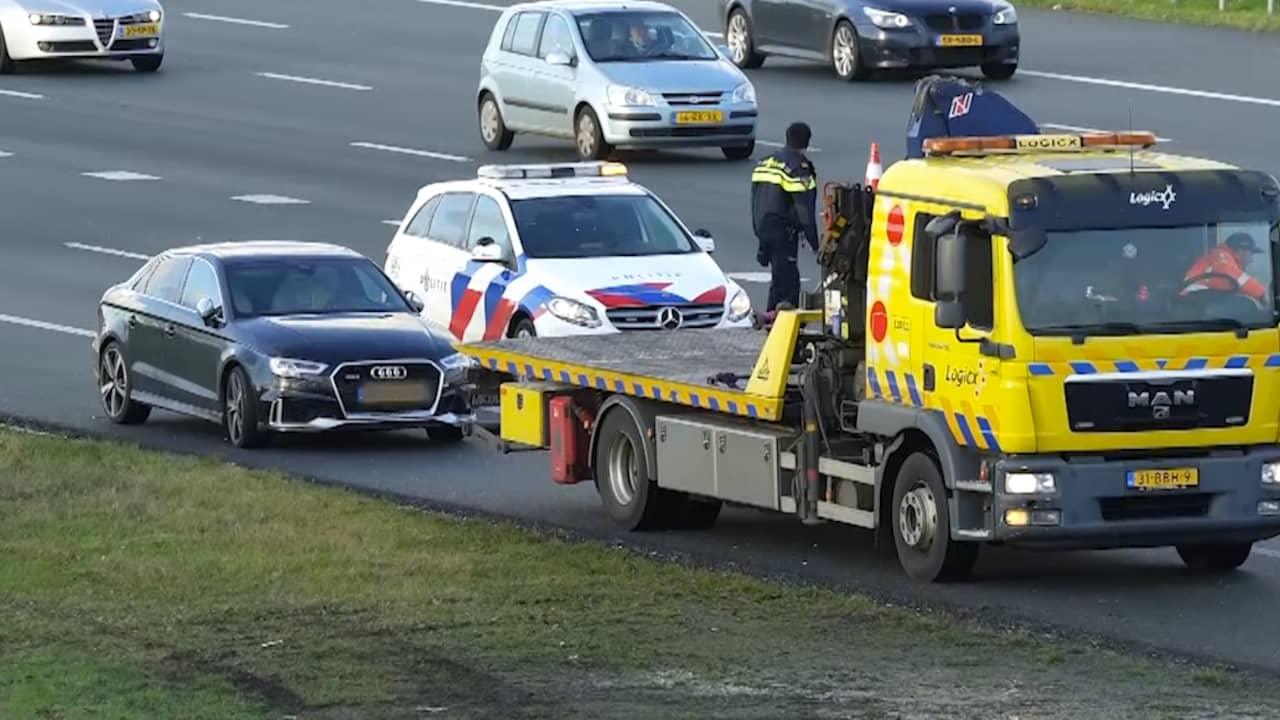 Beeld uit video: Politie sleept auto weg na verdachte situatie op A2