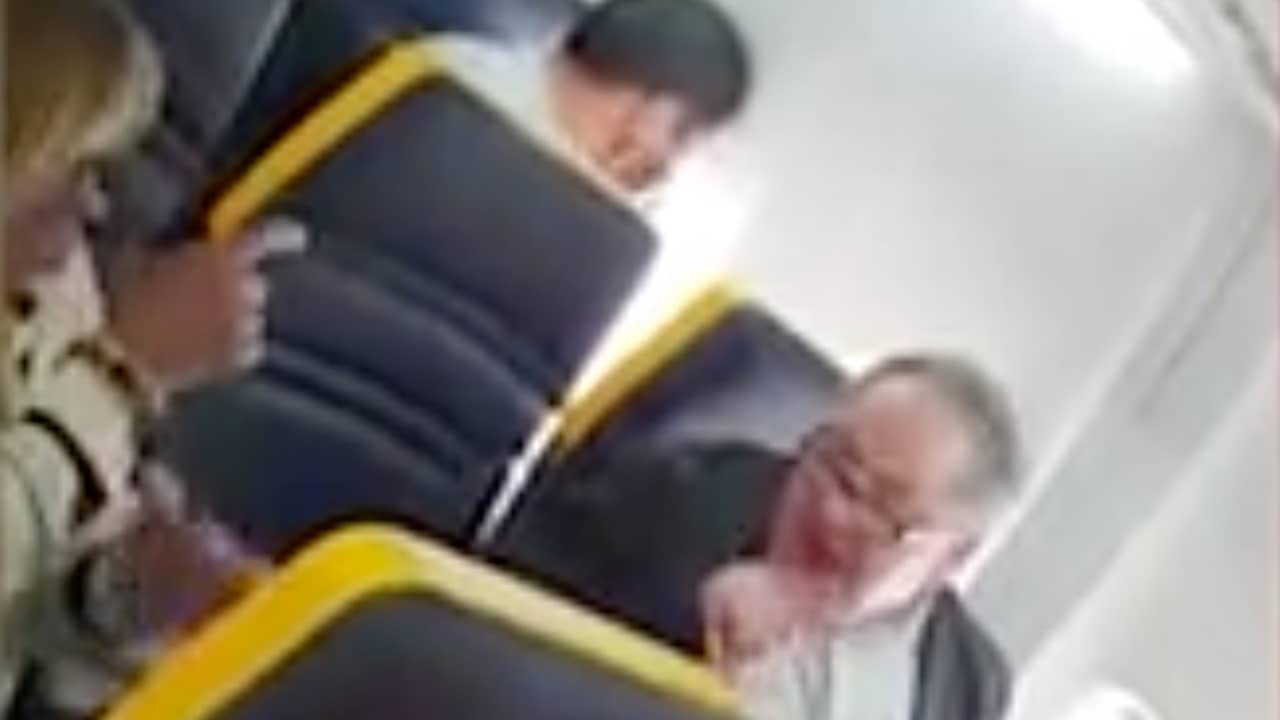 Beeld uit video: Ryanair opnieuw onder vuur om niet optreden bij racistische man